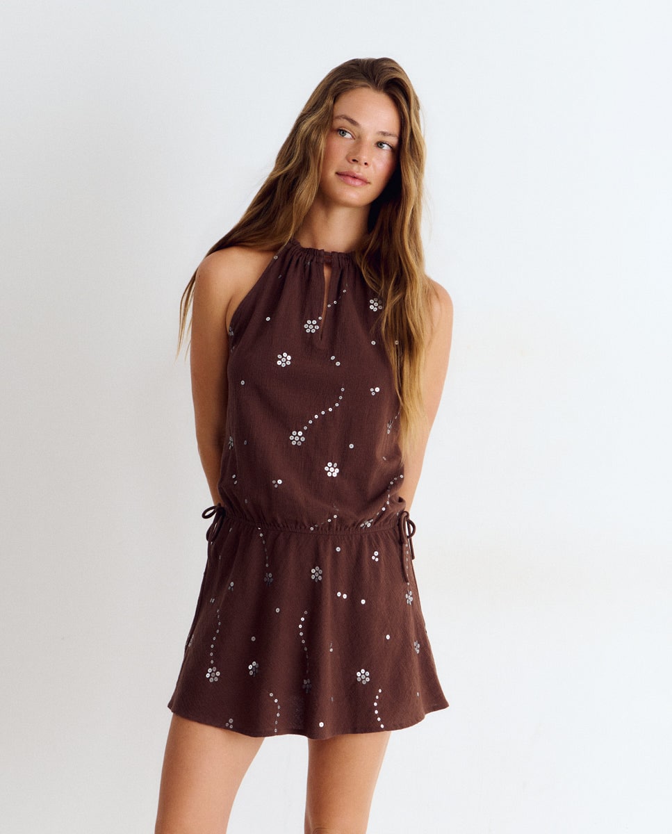 Vestido Curto com Gola Halter e Lantejoulas