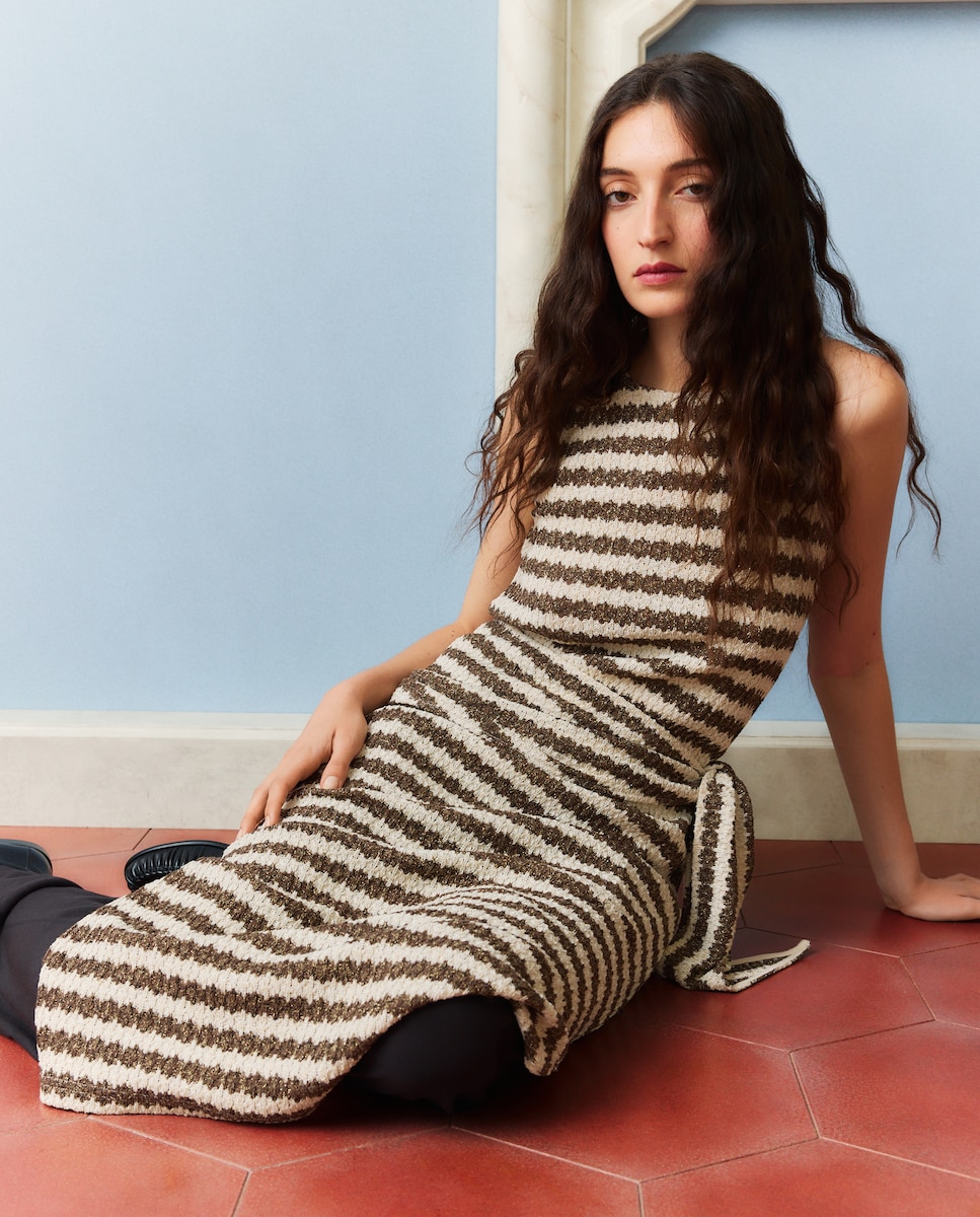 Vestido Cortado com Fio Metalizado